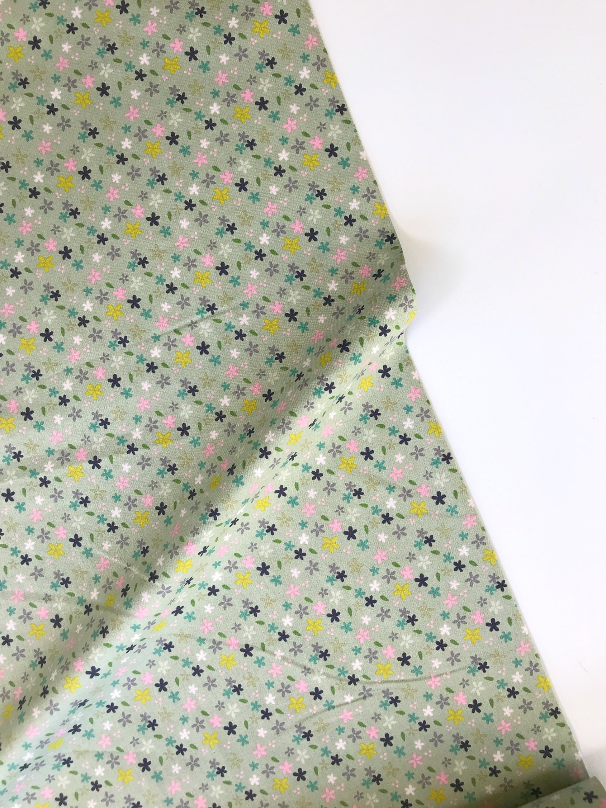 riley blake fabric christopher thompson mary elizabeth daisies grey quilters cotton Fabric Fetish